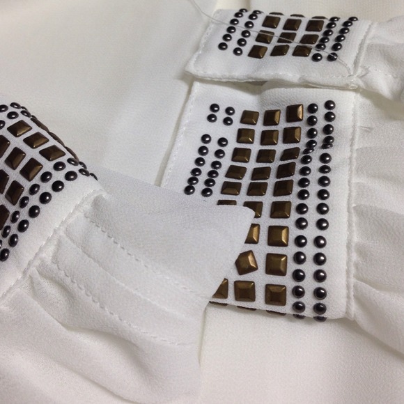 White top. - Picture 2 of 4