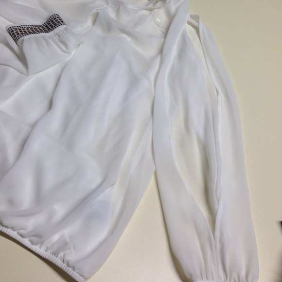 White top. - Picture 4 of 4