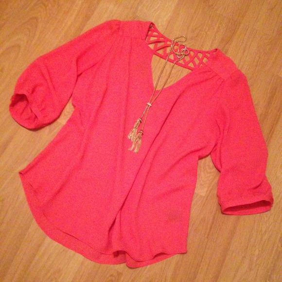 ❌Bundled❌BCX Coral Back Cut Out 3/4 Sleeve Top - Picture 3 of 4