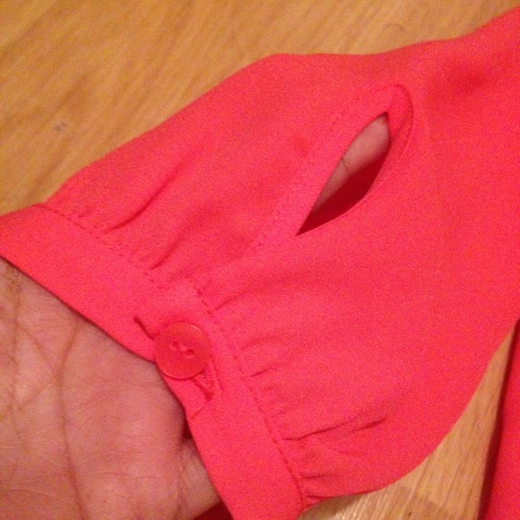 ❌Bundled❌BCX Coral Back Cut Out 3/4 Sleeve Top - Picture 4 of 4