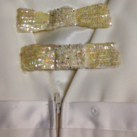 Faded white dress. - Picture 3 of 4