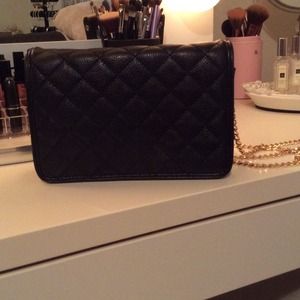 Black shoulder purse w gold chain shoulder strap