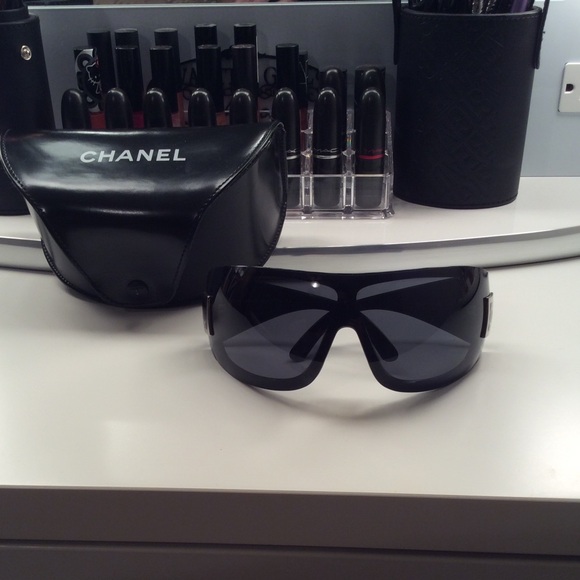 Black Chanel sun glasses