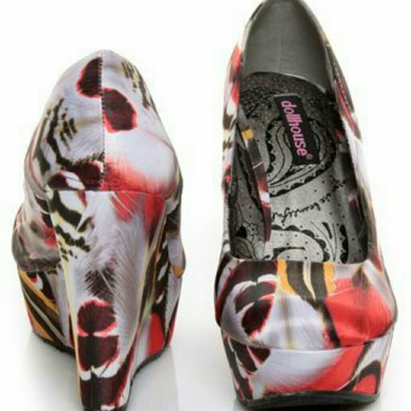 Dollhouse Brin Multi Feather Print Satin Platform?