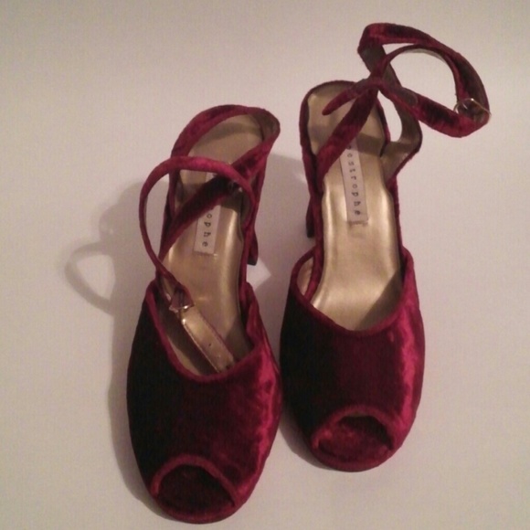 Apostrophe Shoes - Vintage Apostrophe Red Velvet Heels 8M Apostrophe Shoes - Vintage Apostrophe Red Velvet Heels 8M