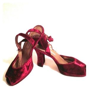 Apostrophe Shoes - Vintage Apostrophe Red Velvet Heels 8M Apostrophe Shoes - Vintage Apostrophe Red Velvet Heels 8M