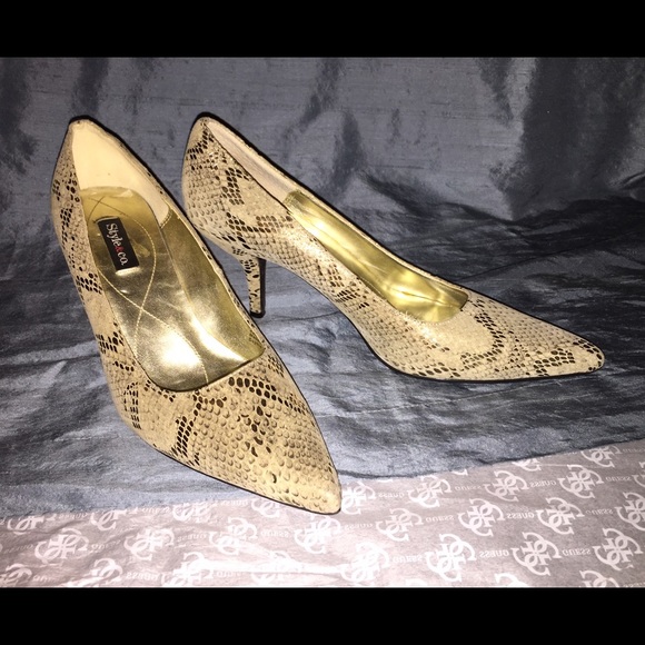 Style & co. Gold print pumps