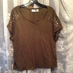 Army green T-shirt with studded shoulders