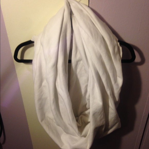 SUPER WARM WHITE INFINITY SCARF !