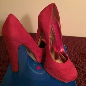 Fuchsia pumps