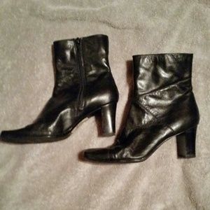 Short black boot with heal