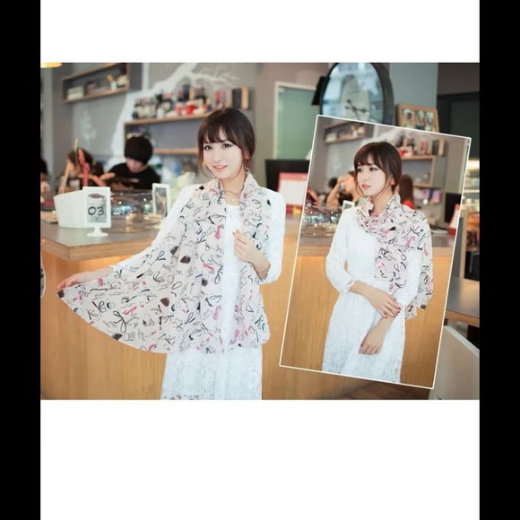 SOLD Girly scarf. - Picture 2 of 2