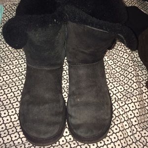 Short black Bailey button uggs