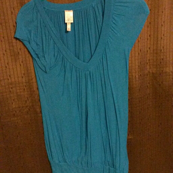 Blue v-neck shirt.