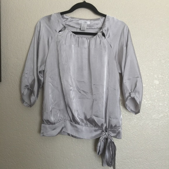Flowy silver 3/4 sleeve top. - Picture 1 of 3