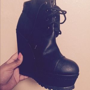 Black wedge boot