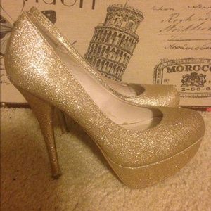REDUCED!! Steve Madden Gold Glitter Pumps