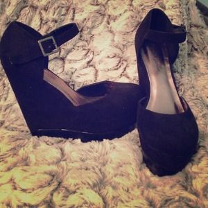 Diva Lounge suede and pleather wedges. Never worn!