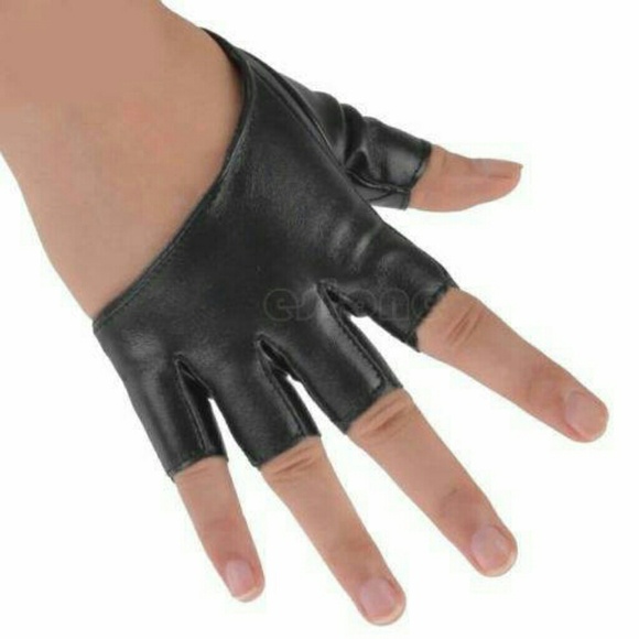 Accessories - Womens half finger palm gloves!!