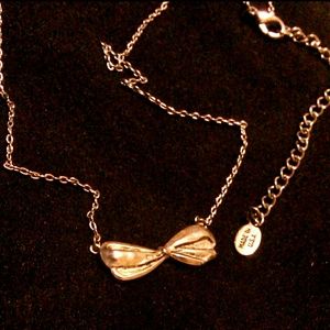 Silver bow necklace