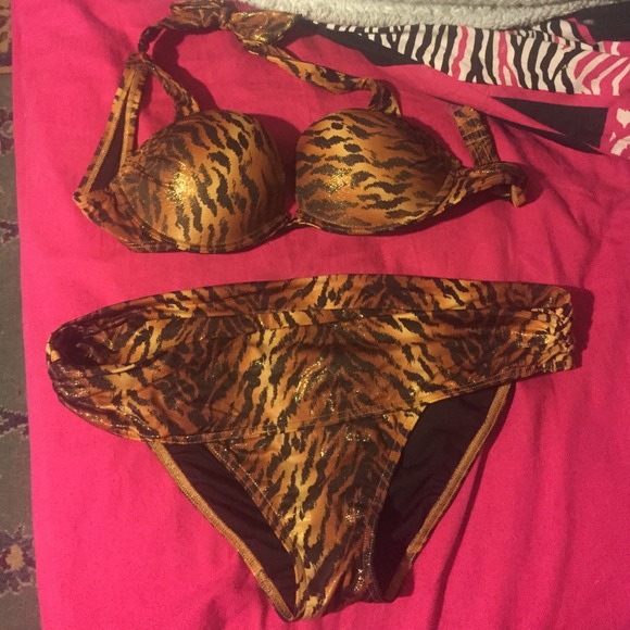 Bombshell Bikini 34B medium bottoms