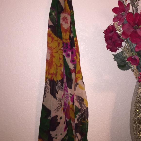 Distinkt Floral Scarf - Picture 3 of 4