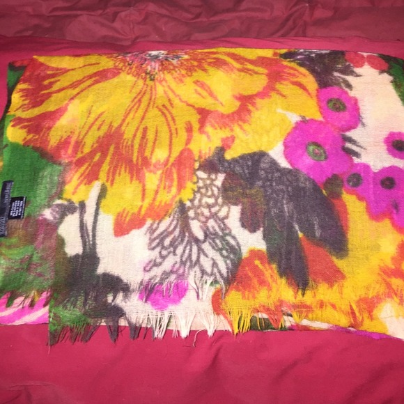 Distinkt Floral Scarf - Picture 4 of 4