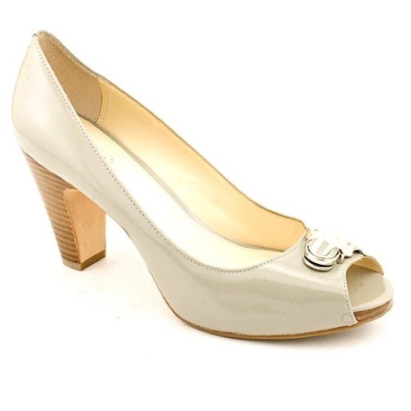 COACH Helaine patent light gray shoes NEVERWORN