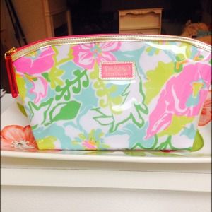 Lily Pulitzer & Estée Lauder travel floral case