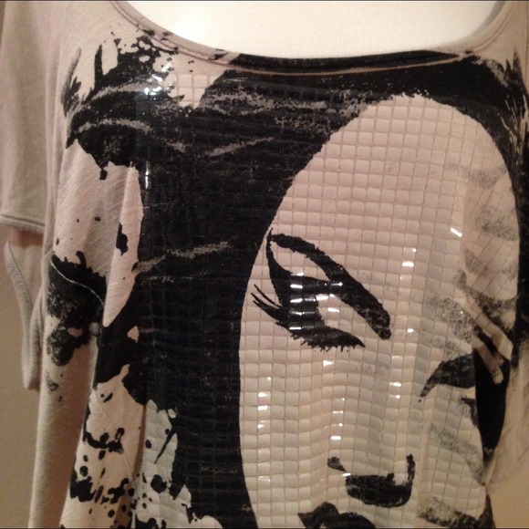 🎌BUNDLED🎌 Chic beige face print top - Picture 2 of 4