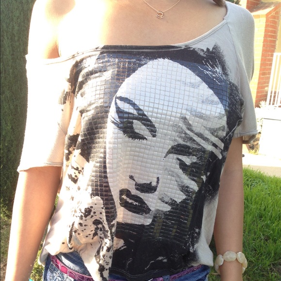 🎌BUNDLED🎌 Chic beige face print top - Picture 3 of 4