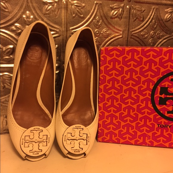 Authentic tory burch cream wedge.