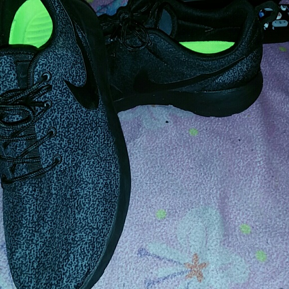 Black roshe run womens size