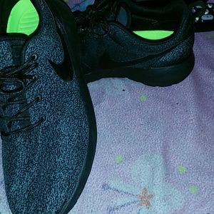 Black roshe run womens size
