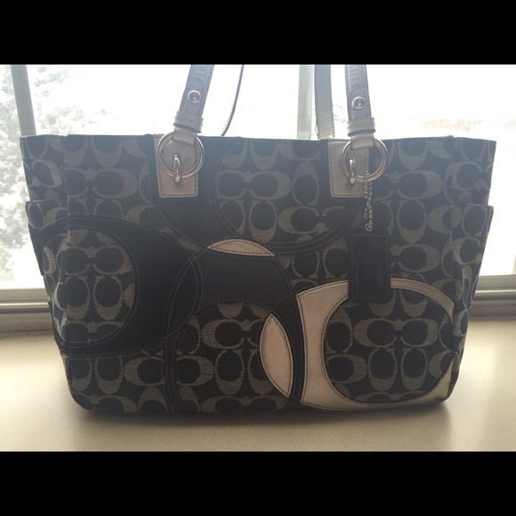 Small tote style coach 100% authentic