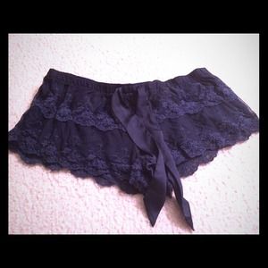 Black short. L