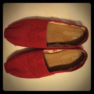 Red Toms size 9, excellent condition.