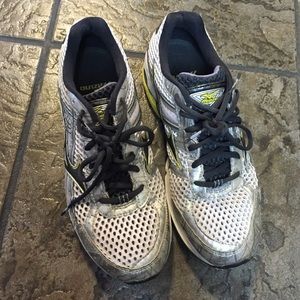 Mizuno women's size 9 running shoes, excellent con