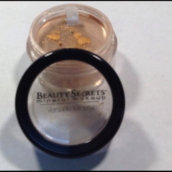 Gold mineral eye shadow