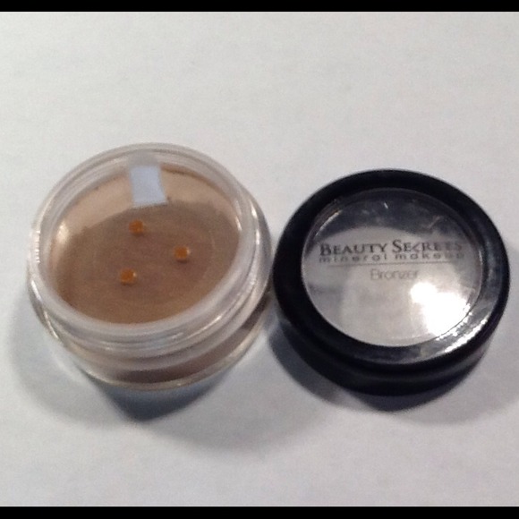 Allure mineral bronzer.