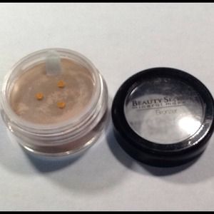 Captive color mineral bronzer.