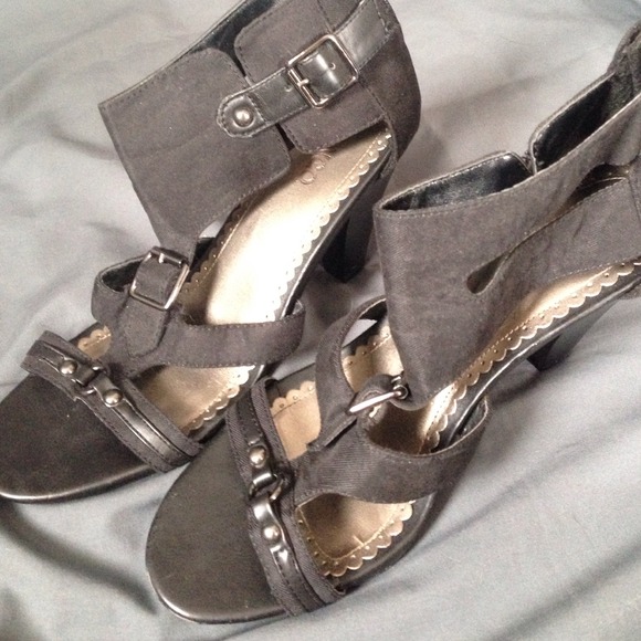 Buckled heel
