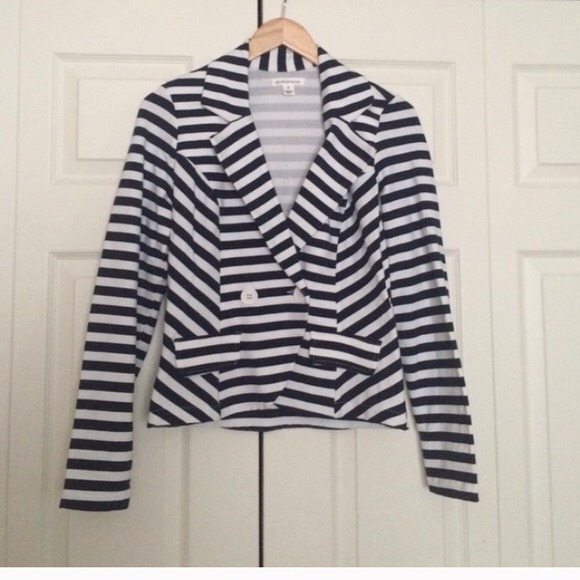 White and navy knit blazer