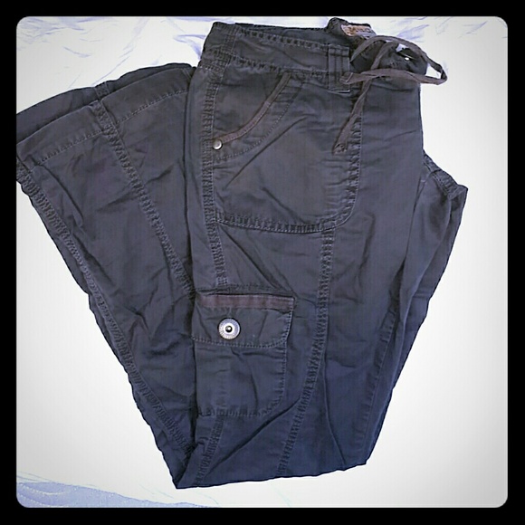 Grey low-waisted cargo convertible pants