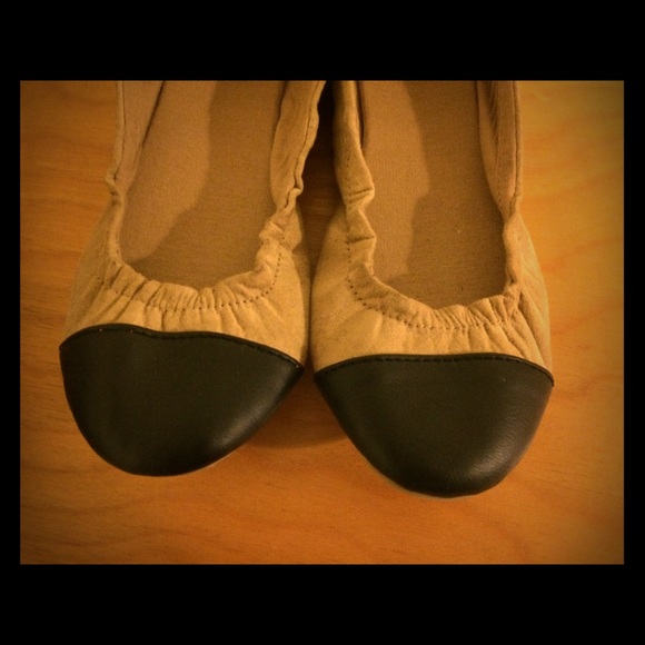 American Eagle Camel & Black Flats