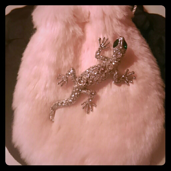Cute lizard pin
