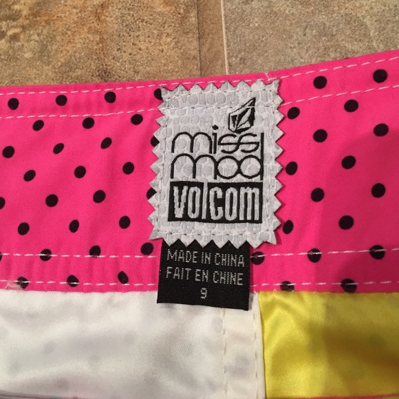 Volcom board shorts - Picture 2 of 3