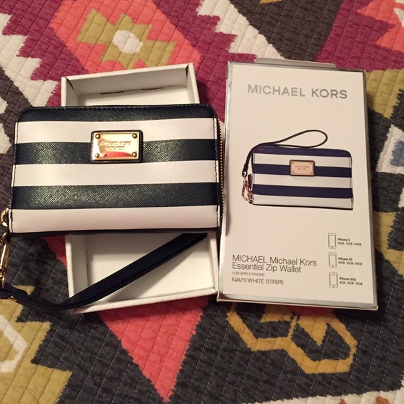 New in Box Michael Kors Essential Zip Wallet