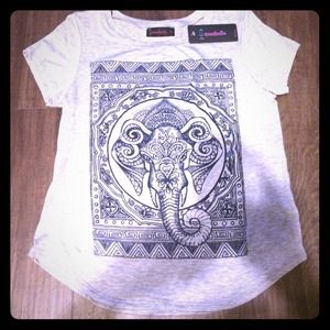 🌟NWT🌟 Grey T with Navy Design.