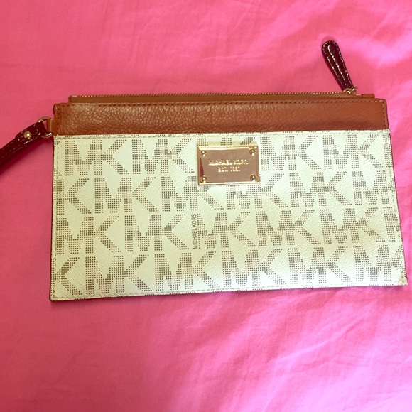 Michael kors wristlet